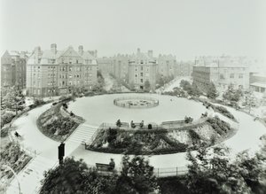 Boundary Estate: Arnold Circus, uitzicht op openbare tuinen en flats, Londen door English Photographer
