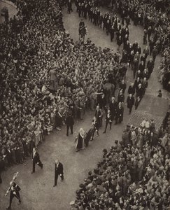Britse premier Winston Churchill en zijn kabinet lopen naar de kerk van St Margaret, Westminster, voor een dankdienst voor de bevrijding van de dreiging van invasie door nazi-Duitsland, 8 mei 1945 door English Photographer