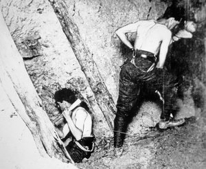 Britse geniesoldaten van de Royal Engineers mijnen Messines Ridge bij Ieper, juni 1917 door English Photographer