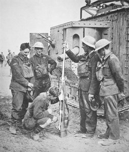 Britse tankbemanning inspecteert een Duits antitankgeweer, dat een patroon van vijf inch afvuurde door English Photographer