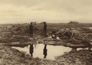 Britse tanks vastgelopen in de modder voordat ze de Duitse linies bij Ieper, België, konden bereiken, Eerste Wereldoorlog door English Photographer