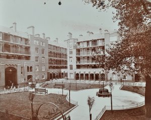 Caledonian Road Buildings: uitzicht op binnenplaats, tuinen en flats, Londen door English Photographer