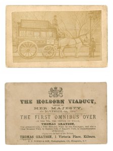 Kaart (voor- en achterkant) ter herdenking van de eerste omnibus die over het Holborn Viaduct reed, 6 november 1869 door English Photographer