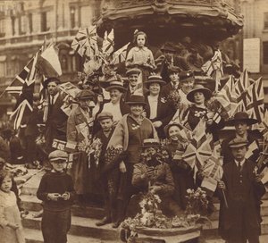 Viering van de overwinning in de Eerste Wereldoorlog op Piccadilly Circus, Londen door English Photographer