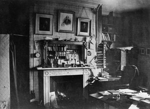 Charles Darwins studeerkamer in Down House door English Photographer