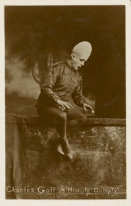 Charles Goff als Humpty Dumpty (zwart-wit foto) door English Photographer