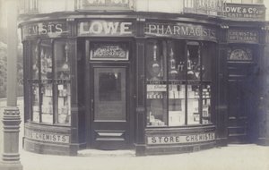 Charles Lowe & Co Apotheek, Newbury, Berkshire door English Photographer