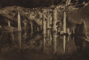 Grotten van Cheddar: Stalagmietpilaren, een prachtige gereflecteerde groep (z/w foto)