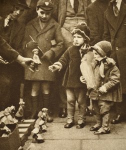 Kinderen verdringen zich rond een straatverkoper, Holborn door English Photographer