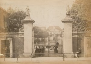 Kinderen staan te kijken door het schoolhek door English Photographer