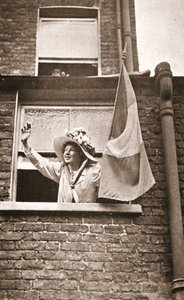 Christabel Pankhurst zwaait naar de hongerstakers vanuit een huis met uitzicht op de Holloway-gevangenis door English Photographer