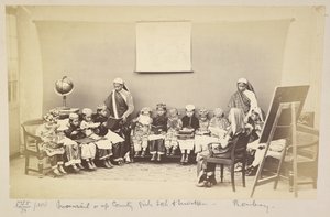 Klas met juffrouw in een mofussil of plattelandse meisjesschool, Bombay, ca. 1873 (zwart-wit foto) door English Photographer