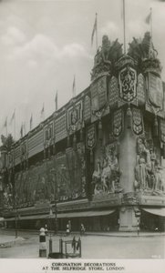 Kroningsversieringen bij de Selfridge winkel, Londen door English Photographer