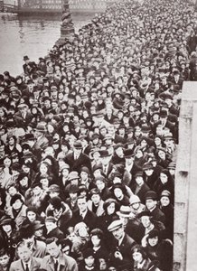 Mensen wachten op toegang tot Westminster Hall tijdens het opbaren van George V, 1936 door English Photographer