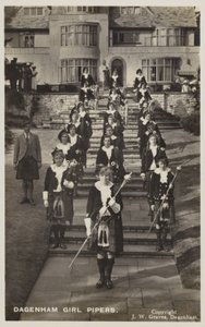 Dagenham Girl Pipers, Essex door English Photographer