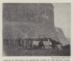Schade aan de muur van Sandgate Castle door de recente stormen