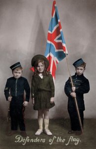 Verdedigers van de vlag, drie kinderen in uniform met de Union Jack door English Photographer