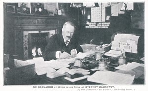 Dr Barnardo aan het werk in zijn kamer aan Stepney Causeway door English Photographer
