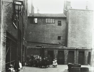 Dufferin Street: Costermongers Buildings, Londen, 1896 door English Photographer