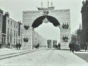 East India Dock Road: tijdelijke boog, Victoria Diamond Jubilee, 1897 door English Photographer