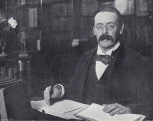 Edmund Gosse in zijn studeerkamer (zw/w foto)