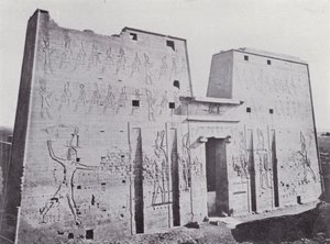 Egypte: Pyloon van de Tempel van Edfu door English Photographer