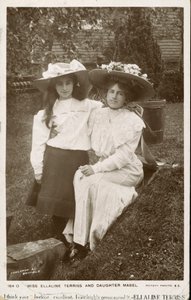 Ellaline Terriss, Engelse actrice en zangeres met haar dochter, Mabel door English Photographer
