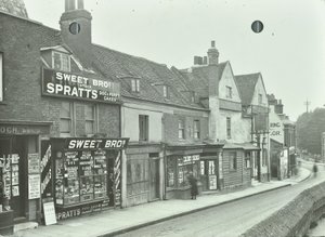 Eltham High Street: kijkend naar het westen vanaf Saint John