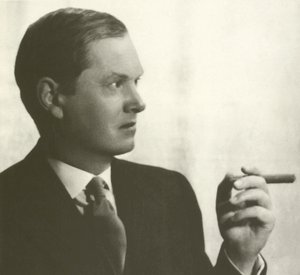 Evelyn Waugh, portret, rokend sigaar