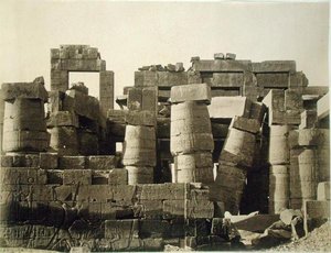 Buitenaanzicht van de hypostyle van de grote tempel in Karnak door English Photographer