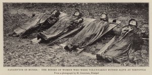 Fanatisme in Rusland, de lichamen van vrouwen die vrijwillig levend begraven werden in Ternovka door English Photographer