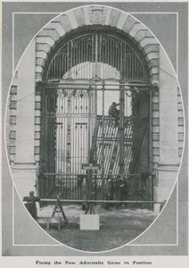 Het plaatsen van de nieuwe Admiralty Gates