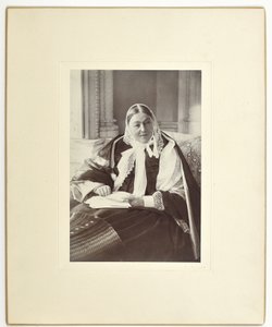 Florence Nightingale, zittend op een bank in de Blauwe Kamer in Claydon House, 1891 door English Photographer