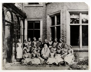 Florence Nightingale met Sir Harry Verney en Miss Crossland, in het midden van een groep verpleegsters bij Claydon House, 1886 door English Photographer