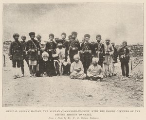 Generaal Gholam Haidar, de Afghaanse opperbevelhebber, met de escorteofficieren van de Britse missie naar Kabul