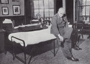 Generaal Sir Edmund Ironside, Chef van de Keizerlijke Generale Staf, in zijn kantoor in het Ministerie van Oorlog, waar hij vaak sliep tijdens de Tweede Wereldoorlog, 1939-1940 door English Photographer