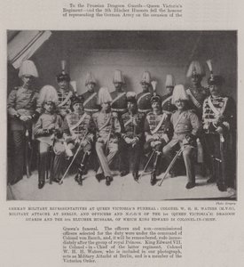 Duitse militaire vertegenwoordigers bij de begrafenis van koningin Victoria, kolonel W H H Waters (MVO), militair attaché in Berlijn, en officieren en onderofficieren van de 1e (koningin Victoria