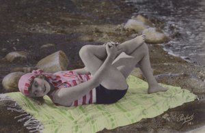 Meisje liggend op handdoek op strand door English Photographer