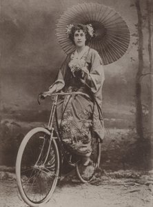 Meisje op fiets, gekleed in Japanse stijl door English Photographer