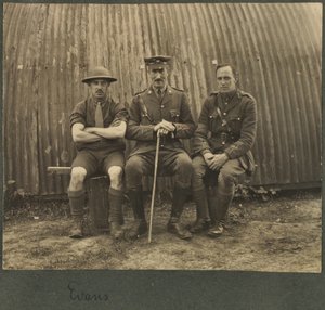 Groep van drie soldaten buiten een Nissan-hut, ca. 1914-18 door English Photographer