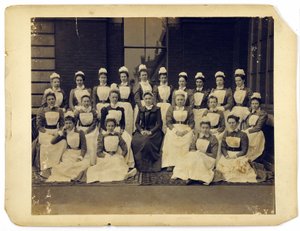 Groepsportret van medisch personeel van St. Thomass Hospital door English Photographer