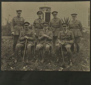 Groepsportret van zeven mannen in militair uniform, 1914-18 door English Photographer