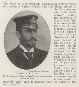 Kanonier E E Lowe, Eerste Warrant Officer die het Conspicuous Service Cross ontvangt door English Photographer