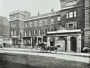 Hansom cab buiten het oorlogsministerie Pall Mall, Willis Collection, 1890 door English Photographer