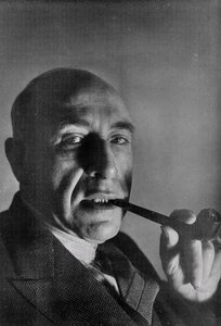 Harry Price door English Photographer