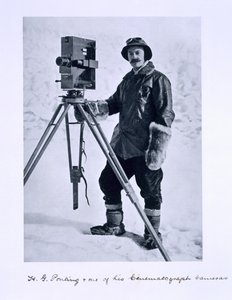 Herbert Ponting (1870-1935) met een cinematografische camera op de Terra Nova-expeditie (1910-13) naar de Zuidpool onder leiding van Kapitein Scott, 1910-12 door English Photographer