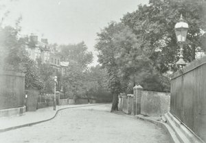 Highgate Boog: oostelijke benadering met oude lamp bevestigd aan hekwerk, 1896 door English Photographer
