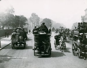 Paardgetrokken verkeer op een drukke weg