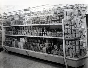 Gang met huishoudelijke benodigdheden, Woolworths winkel, 1956 door English Photographer