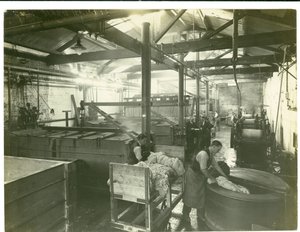 Hydraulisch bediende ververij, tapijtfabriek, 1923 door English Photographer